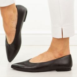 Czarne skórzane czółenka damskie T.Sokolski 307. Czarne balerinki damskie Sokolski, bez wzorów, ze skóry. Za 299.00 zł.