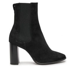 Botki Calvin Klein. Czarne botki damskie Calvin Klein, bez obcasa, na słupku, bez zapięcia. Za 469.99 zł.