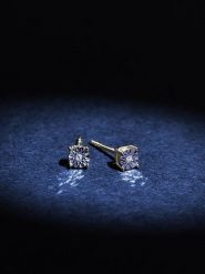 DIAMANTA Złote kolczyki-wkrętki "Puce Grande Illusion" z diamentami rozmiar: onesize. Czerwone kolczyki damskie DIAMANTA, z diamentem, złote. Za 861.99 zł.