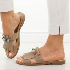 Beżowe płaskie klapki damskie M.Daszyński 2060-26. Brązowe klapki damskie M.Daszyński, bez wzorów, z jeansu, bez obcasa, na płaskiej podeszwie, bez zapięcia. Za 169.00 zł.