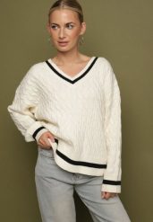 Jasnobeżowy Sweter Preppy z Domieszką Kaszmiru Zdobiony Strukturalnym Splotem Lorentie. Brązowe swetry klasyczne damskie Born2be, z jeansu, bez kołnierzyka. Za 129.99 zł.