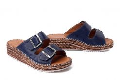 MANITU 900183-05 blau, klapki damskie. Niebieskie klapki damskie Manitu, bez wzorów, ze skóry, bez obcasa, bez zapięcia. Za 269.90 zł.