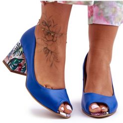 Skórzane Czółenka Z Ozdobnym Obcasem Lewski Shoes 2608/K Niebieskie. Niebieskie czółenka damskie bez wzorów, ze skóry, bez obcasa. Za 432.39 zł.