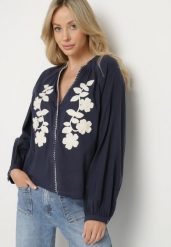 Granatowa Bawełniana Koszula Oversize z Kwiatowym Haftem Lorvesa. Niebieskie koszule damskie Born2be, l, bez wzorów, z bawełny, eleganckie, bez kołnierzyka, bez ramiączek. Za 119.99 zł.