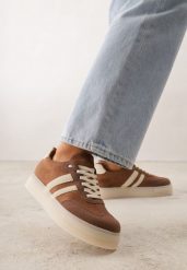 Brązowe Sneakersy na Kauczukowej Grubej Podeszwie z Paskami po Bokach Ninlili. Brązowe obuwie sportowe damskie Born2be, z jeansu, bez zapięcia. Za 99.99 zł.