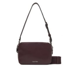 Torebka Calvin Klein. Czerwone torebki klasyczne damskie Calvin Klein, bez dodatków. Za 339.99 zł.