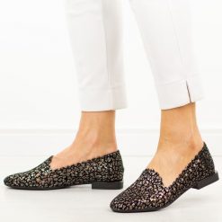 Czarne skórzane ażurowe półbuty damskie Filippo Dp7710/26. Czarne półbuty damskie Filippo, na lato, w ażurowe wzory, z jeansu, z okrągłym noskiem, bez obcasa, na płaskiej podeszwie, bez zapięcia. Za 219.00 zł.