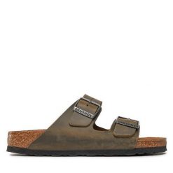 Klapki Birkenstock. Brązowe klapki damskie Birkenstock, bez wzorów, bez obcasa, bez zapięcia. Za 349.99 zł.