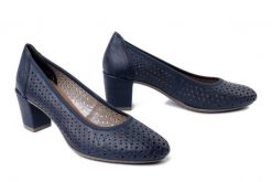 RIEKER 41057-14 blue, czółenka damskie. Niebieskie czółenka damskie Rieker, w ażurowe wzory, bez obcasa, na obcasie. Za 289.90 zł.