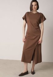 Brązowa Sukienka o Rozkloszowanym Kroju z Marszczeniem i Rozcięciem Zinnariae. Brązowe sukienki damskie Born2be, bez wzorów, z jeansu, bez ramiączek. Za 89.99 zł.