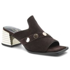 Klapki damskie S.Barski, ze skóry naturalnej zamszowej na stabilnym obcasie z metaliczną wstawką oraz ozdobnym paskiem z nitami, brązowe, CR61-3143. Brązowe klapki damskie S.BARSKI, bez wzorów, ze skóry, bez obcasa, na obcasie, bez zapięcia. Za 287.90 zł.