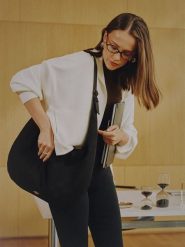 4F Bluza dresowa loose bez kaptura damska - kremowa XS. Białe kardigany damskie 4F, s, bez wzorów, z dresówki. Za 199.99 zł.