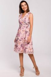 Sukienka szyfonowa w kwiaty bez rękawów dekolt V różowa. Czerwone sukienki damskie Stylove, bez wzorów, z materiału, biznesowe, bez ramiączek. Za 329.00 zł.