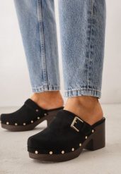 Czarne Klapki Chodaki na Słupku z Cholewką z Nitami i Paskiem z Klamerką Jinnor. Czarne klapki damskie Renee, w ażurowe wzory, bez obcasa, na obcasie, bez zapięcia. Za 109.99 zł.