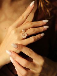 Pierres delicates Pozłacany pierścionek z perłą rozmiar: onesize. Różowe pierścionki damskie Pierres delicates, z cyrkonią, pozłacane. Za 52.99 zł.