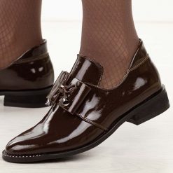 Brązowe lakierowane skórzane Polskie półbuty damskie Deoni D055. Brązowe półbuty damskie Deoni, na jesień, bez wzorów, z jeansu, bez obcasa, na płaskiej podeszwie, bez zapięcia. Za 469.00 zł.