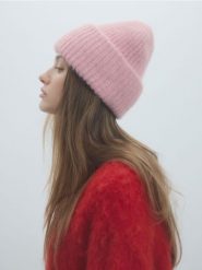 Czapka beanie - różowy. Czerwone czapki damskie Reserved, bez wzorów. W wyprzedaży za 22.99 zł.
