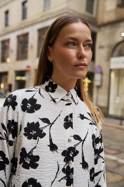 Wiskozowa koszula w kwiaty biała. Białe koszule damskie MOODO, bez wzorów, z wiskozy, bez kołnierzyka, bez ramiączek. Za 119.99 zł.