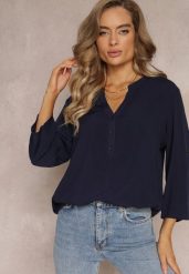 Granatowa Bluzka z Wiskozy z Dekoltem Zapinanym na Guziki Sarika. Niebieskie bluzki damskie Renee, l, bez wzorów, z wiskozy, bez kołnierzyka, bez ramiączek. Za 49.99 zł.