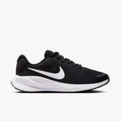Tenisówki Nike Model Revolution 7 Kolor Czarny. Czarne obuwie sportowe damskie Nike, z materiału, bez zapięcia, do biegania. Za 482.00 zł.