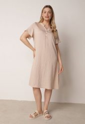 Beżowa Wiskozowa Sukienka o Pudełkowym Kroju z Dekoltem V z Guzikami Berborin. Brązowe sukienki damskie Born2be, bez wzorów, z jeansu, klasyczne, bez ramiączek. Za 79.99 zł.