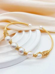 Pierres de Jade Pozłacana bransoletka z perłami rozmiar: onesize. Białe bransoletki damskie Pierres de Jade, pozłacane. Za 43.99 zł.