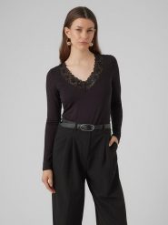 Vero Moda Koszulka w kolorze czarnym rozmiar: XL. Czarne koszulki damskie Vero Moda, xl, bez wzorów, z koronki, bez kołnierzyka, bez ramiączek. Za 70.41 zł.