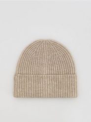 Prążkowana czapka beanie - kremowy. Białe czapki damskie Reserved, bez wzorów, prążkowane. Za 49.99 zł.