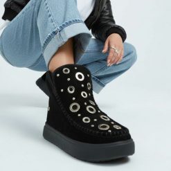 Śniegowce Gioseppo, na grubej platformie skórzane ocieplane futerkiem i z ozdobami, czarne, 76060. Czarne śniegowce damskie Hot Potatoes by Gioseppo, z weluru. Za 322.99 zł.