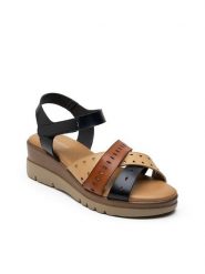 Foreverfolie Sandały w kolorze czarnym na obcasie rozmiar: 38. Czarne sandały damskie Foreverfolie, bez wzorów, z otwartym noskiem, bez obcasa, na koturnie, bez zapięcia. Za 117.99 zł.