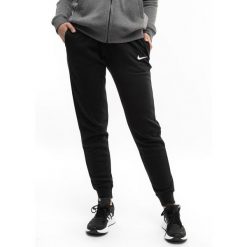Spodnie sportowe damskie Nike Wmns Fleece Pants. Białe spodnie dresowe damskie Nike, xl, bez wzorów, z dresówki. Za 208.80 zł.