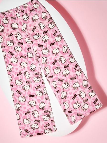 Spodnie polarowe od piżamy Hello Kitty - różowy. Czerwone piżamy damskie Sinsay, bez wzorów, z polaru, bez ramiączek. Za 29.99 zł.