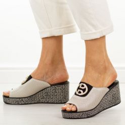 Beżowe skórzane klapki damskie na koturnie S.Barski 7012. Brązowe klapki damskie S.BARSKI, z aplikacjami, z jeansu, z okrągłym noskiem, bez obcasa, na koturnie, bez zapięcia. Za 229.00 zł.