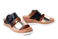 PIAZZA 900180-01 schwarz, klapki damskie. Czarne klapki damskie Piazza, bez wzorów, bez obcasa, bez zapięcia. Za 254.92 zł.