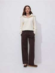 Bluza z wysoką stójką - kremowy. Białe bluzy damskie Reserved, l, bez wzorów, z bawełny, bez kaptura. Za 119.99 zł.