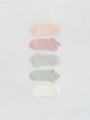 Krótkie skarpetki z haftem 5 pac - pastelowy róż. Czerwone skarpetki damskie Reserved, bez wzorów. Za 49.99 zł.