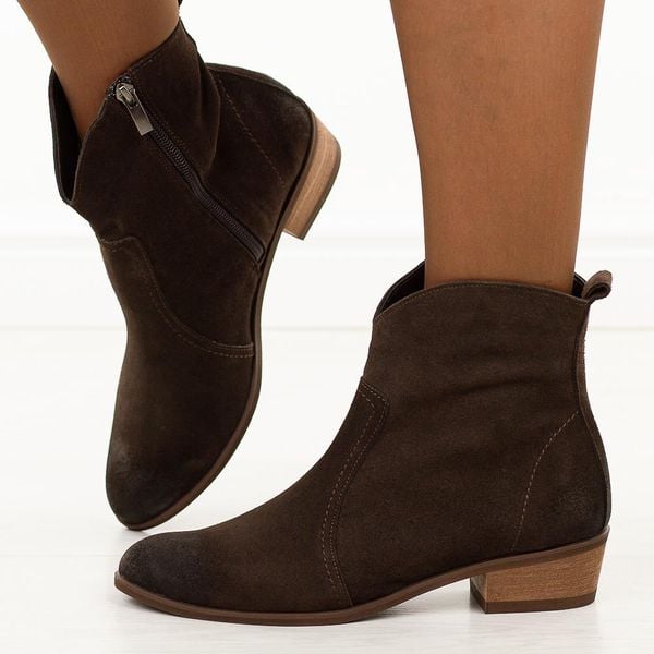 Czekoladowe skórzane Polskie botki damskie na obcasie Deoni D398A. Brązowe botki damskie Deoni, na jesień, z jeansu, boho, bez obcasa, na obcasie, bez zapięcia. Za 519.00 zł.