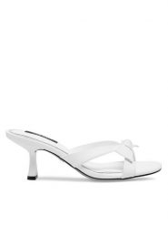 Nine West Klapki WFA2668-1 Biały. Białe klapki damskie Nine West, bez wzorów, z syntetyku, bez obcasa, bez zapięcia. Za 139.99 zł.