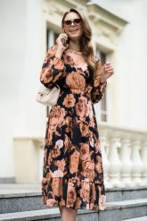 Sukienka Midi w Duże Kwiaty z Kopertowym Dekoltem. Sukienki damskie Merribel, bez wzorów, z materiału, wizytowe, bez ramiączek. Za 159.90 zł.