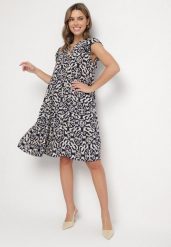 Granatowa Bawełniana Sukienka o Rozkloszowanym Kroju w Ornamentalny Wzór Zalimea. Niebieskie sukienki damskie Born2be, bez wzorów, z bawełny, eleganckie, bez ramiączek. Za 69.99 zł.