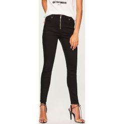 Jeansy slim fit - Czarny. Czarne jeansy damskie Reserved. W wyprzedaży za 59.99 zł.