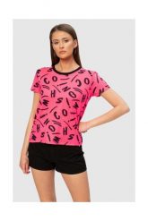 MOSCHINO Różowy t-shirt w czarne litery. Czerwone t-shirty damskie MOSCHINO, s, bez wzorów, prążkowane, bez kołnierzyka. W wyprzedaży za 299.99 zł.