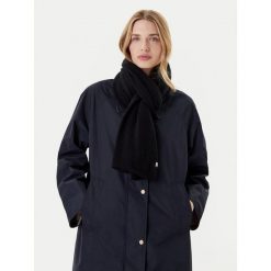 Szalik Tommy Hilfiger. Czarne szaliki damskie Tommy Hilfiger, bez wzorów. Za 699.99 zł.