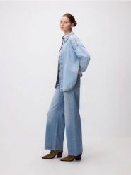 Jeansowa koszula z aplikacjami - niebieski. Niebieskie koszule damskie Reserved, l, z aplikacjami, z bawełny, bez kołnierzyka, bez ramiączek. Za 159.99 zł.