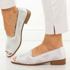 Białe ażurowe półbuty damskie Jezzi 25113-9. Białe półbuty damskie Jezzi, na lato, w ażurowe wzory, ze skóry, z otwartym noskiem, bez obcasa, na płaskiej podeszwie, bez zapięcia. Za 219.00 zł.