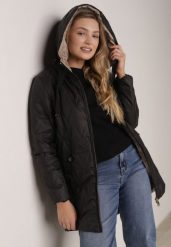Czarna Pikowana Kurtka Przejściowa Parka z Kapturem o Długim Kroju z Ozdobą Isaline. Czarne kurtki damskie Born2be, l, z dresówki, z kapturem. Za 149.99 zł.