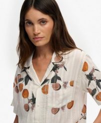 Superdry Koszula krótki rękaw z nadrukiem Beach – Citrus Cream Print. Białe koszule damskie Superdry, na lato, bez wzorów, z bawełny, klasyczne, bez kołnierzyka, bez ramiączek. Za 228.15 zł.