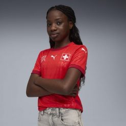 Młodzieżowa koszulka domowa kobiecej reprezentacji Szwajcarii Team 2025 PUMA. Czerwona bluzki damskie Puma, m, bez wzorów, młodzieżowe, bez kołnierzyka, bez ramiączek. Za 309.00 zł.