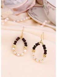 L'Atelier de Gaia Pozłacane kolczyki z perłami i agatami rozmiar: onesize. Białe kolczyki damskie L'Atelier de Gaia, z agatem, pozłacane, z zapięciem typu bigiel. Za 56.99 zł.