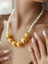 L'Atelier de Gaia Pozłacany naszyjnik z perłami - dł. 42 cm rozmiar: onesize. Białe naszyjniki damskie L'Atelier de Gaia, z perłą, pozłacane. Za 350.56 zł.